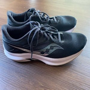 SAUCONY
AXON RUNNING SHOE - WOMEN'S 8.5